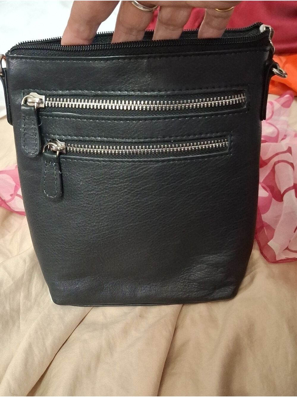 American Leather Co. Sleek Black Leather Crossbody Bag w Front Zip Pockets 6x8